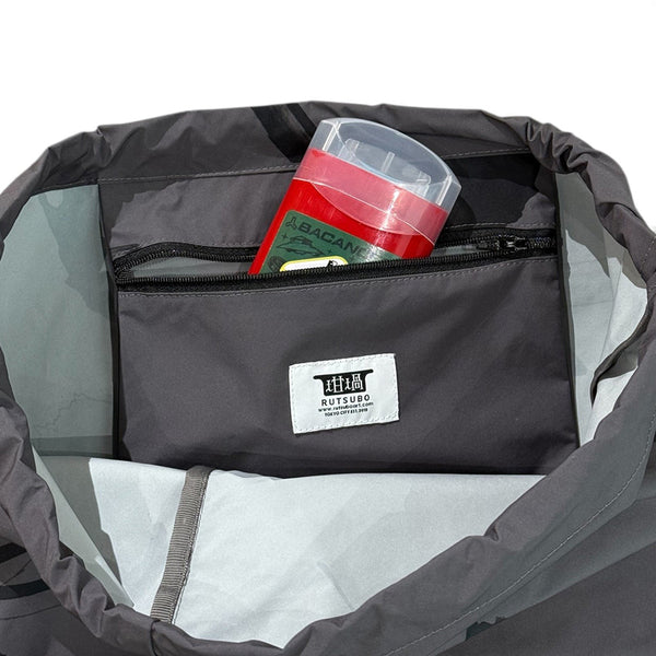 RUTSUBO さむばでべるでい Drawstring Bag (RUTSUBO×JUN INOUE)