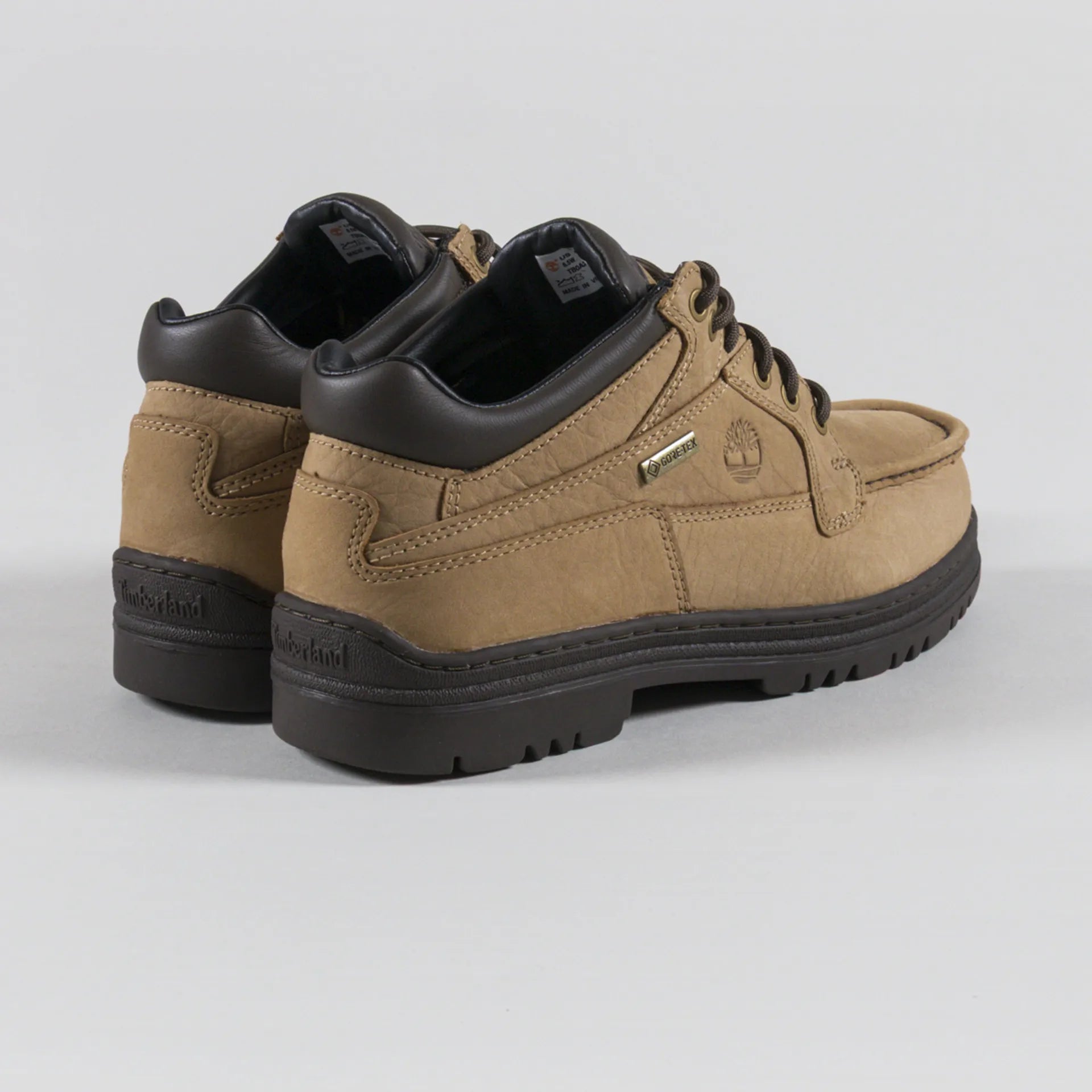 靴 Timberland Heritage GORE-TEX Moc Toe Mid The long awaited reissue of the original. Timberland's moc-toe is